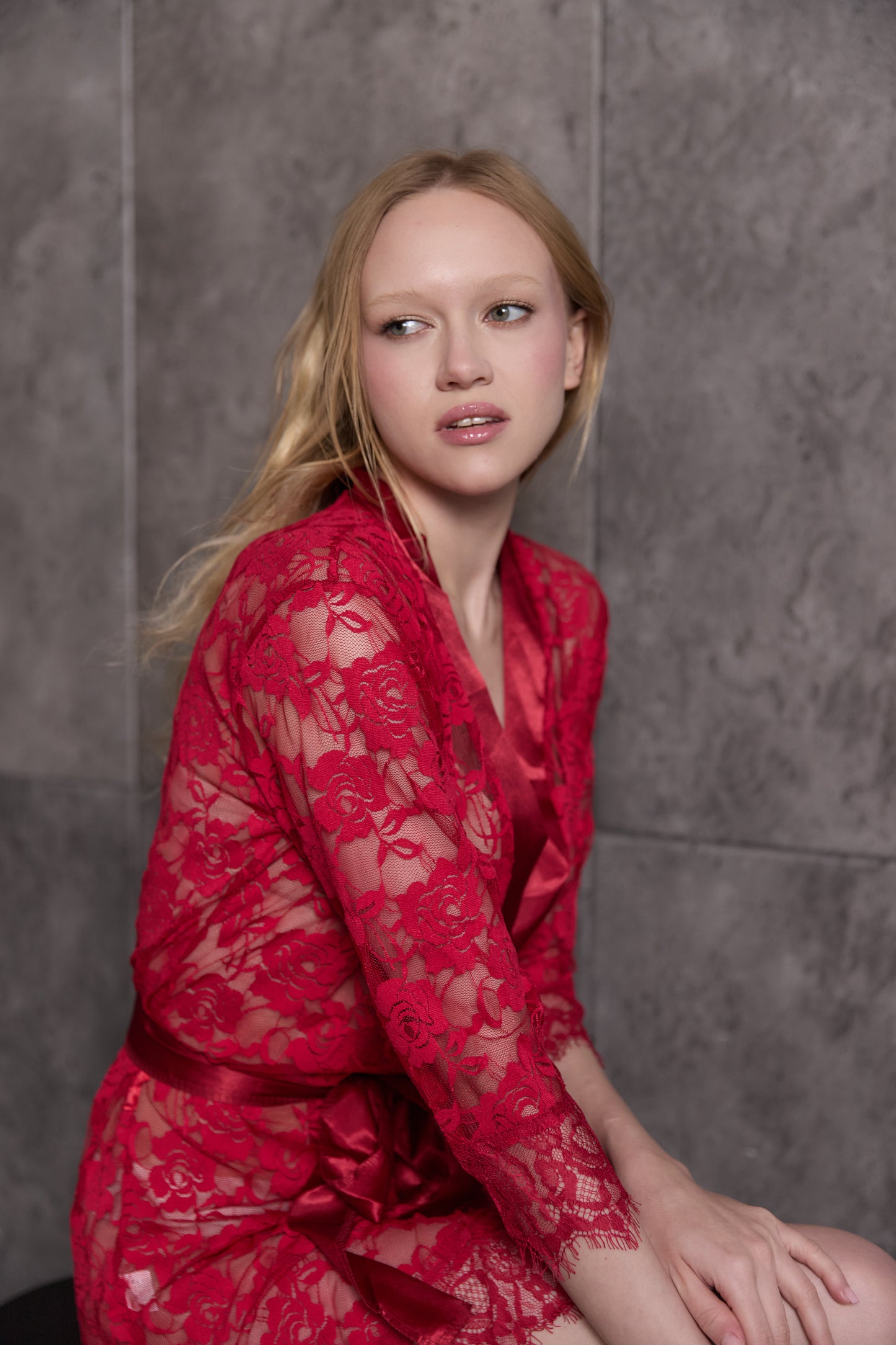 Krásná červená květinová noční košilka