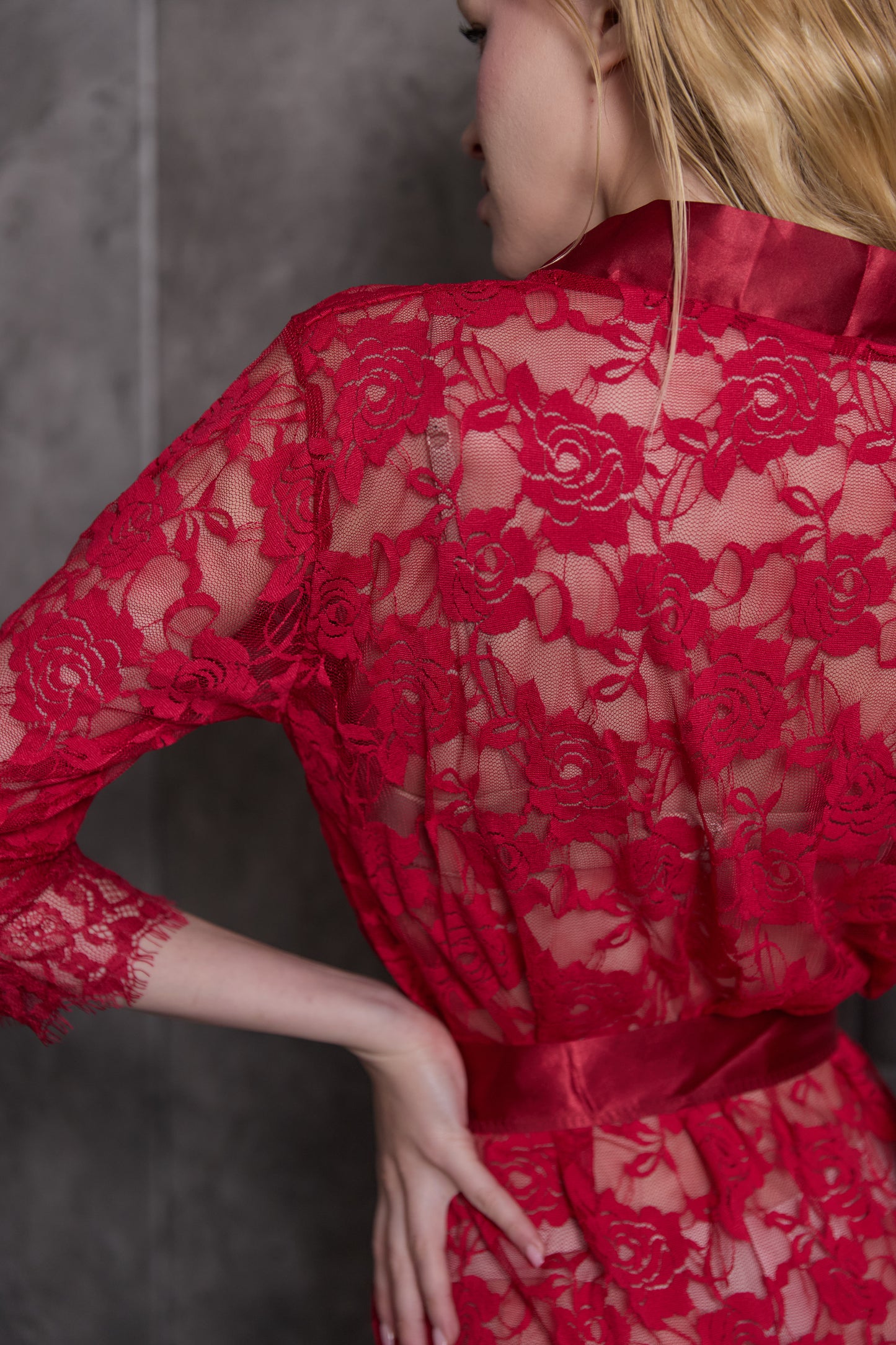 Krásná červená květinová noční košilka