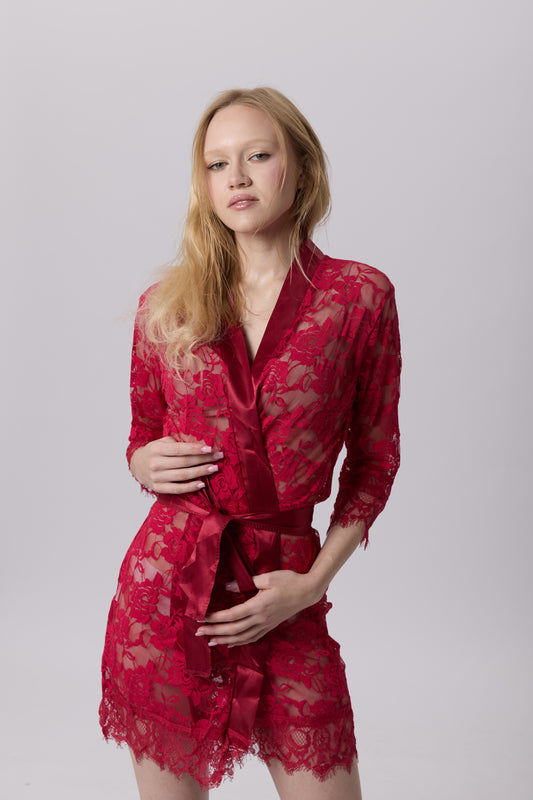 Krásná červená květinová noční košilka