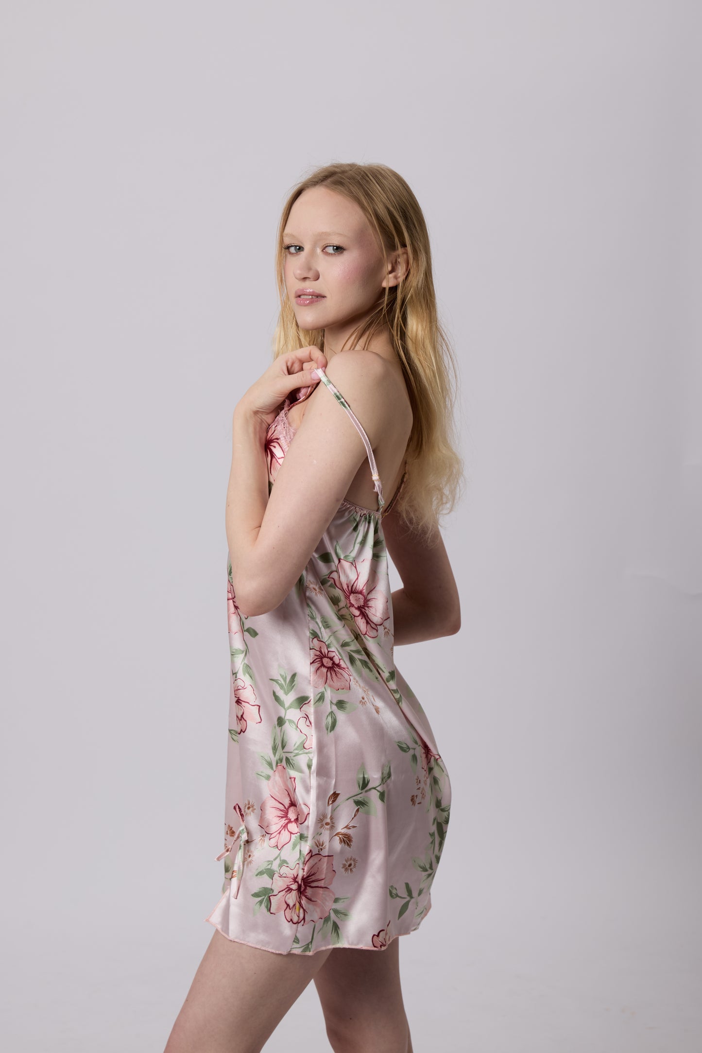 Krásné růžové květinové noční prádlo