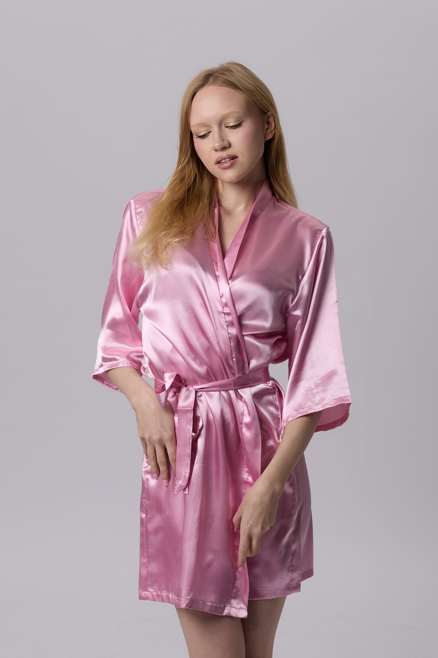 Saténová noční košilka s krátkým rukávem a páskem