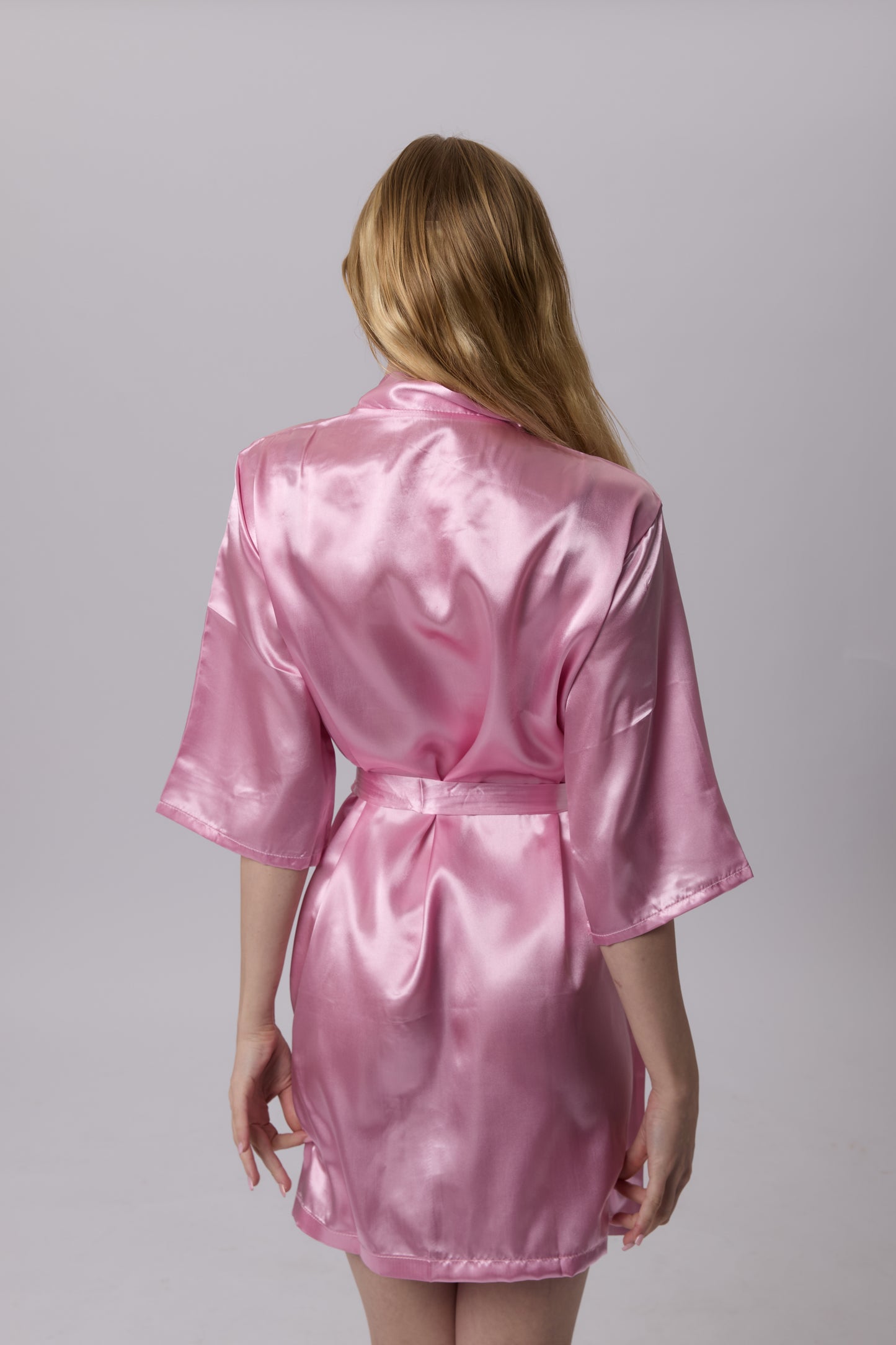 Saténová noční košilka s krátkým rukávem a páskem