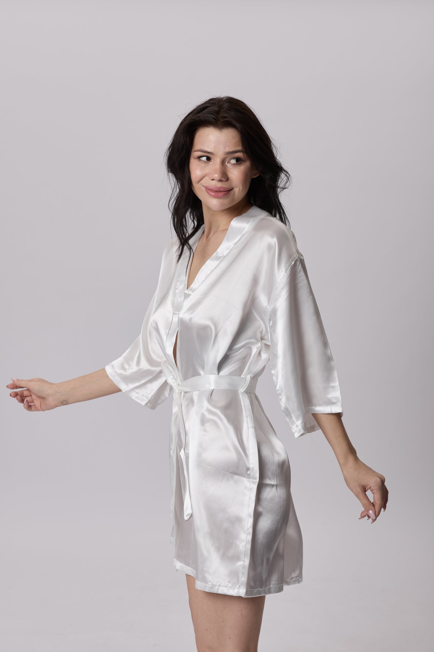 Saténová noční košilka s krátkým rukávem a páskem