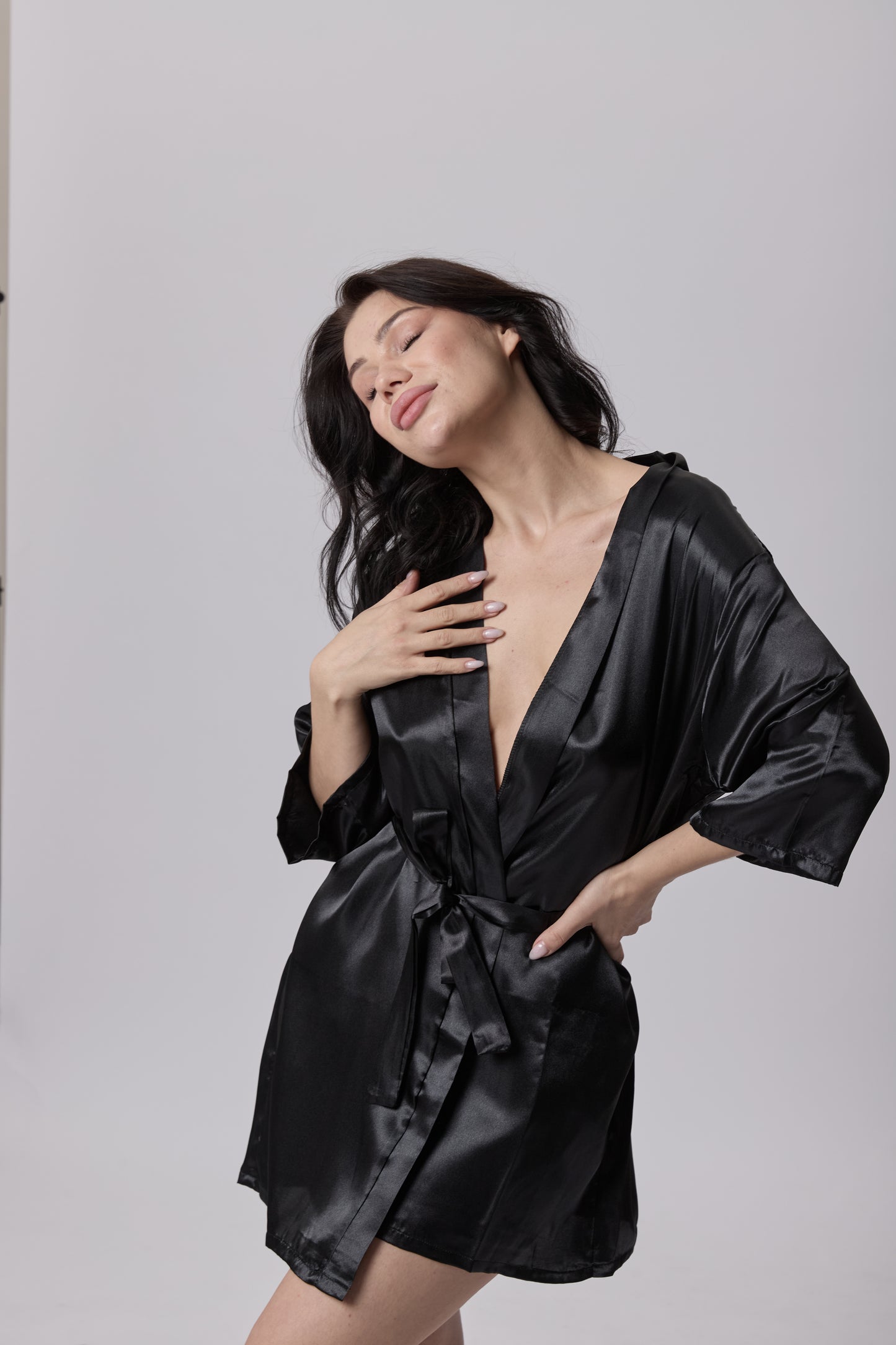 Saténová noční košilka s krátkým rukávem a páskem