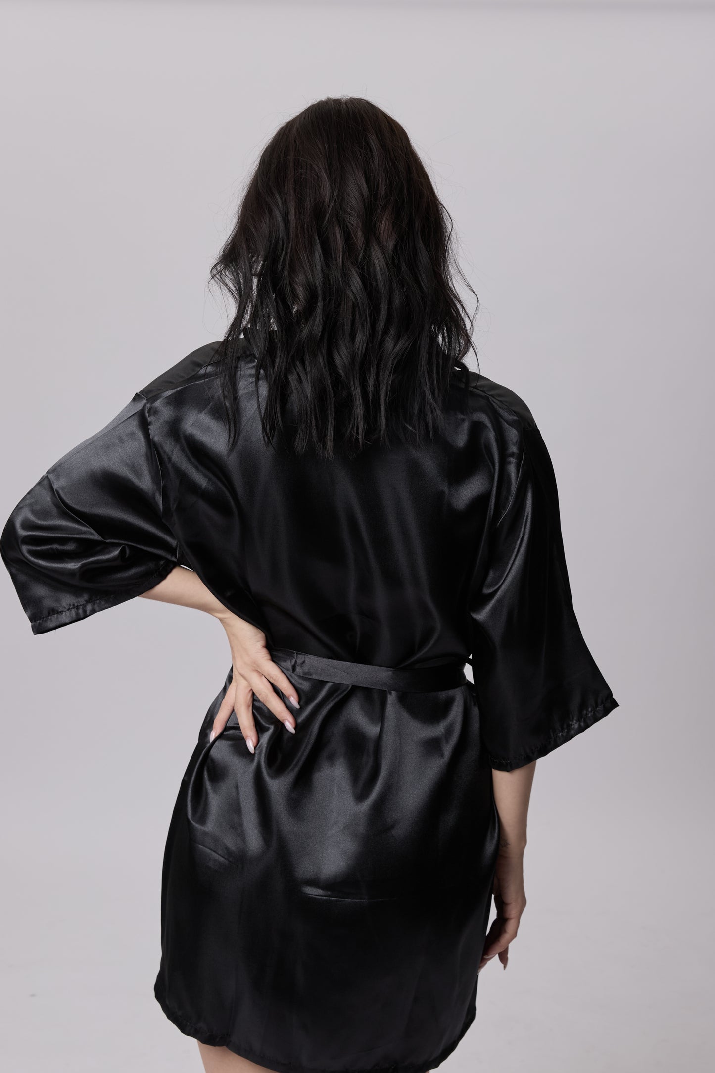 Saténová noční košilka s krátkým rukávem a páskem