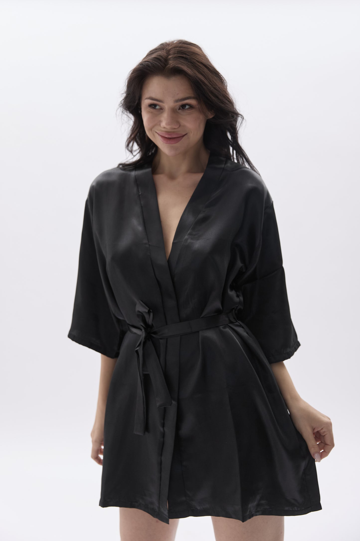 Saténová noční košilka s krátkým rukávem a páskem